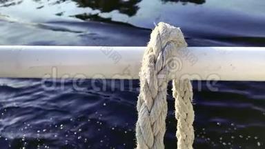 特写航海结绳系在船上或船上的<strong>木桩</strong>周围，船上系泊绳.. 船上的海上绳索。 船